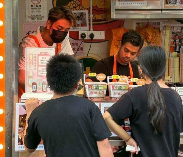 鑫耀证券 吴卓羲回应澳门“山寨吴卓羲”走红网络：像我，但我信佛不吃牛肉